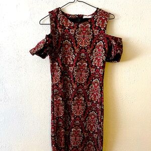 It is a pretty tight dress of size M. With flowers. It is new and soft.